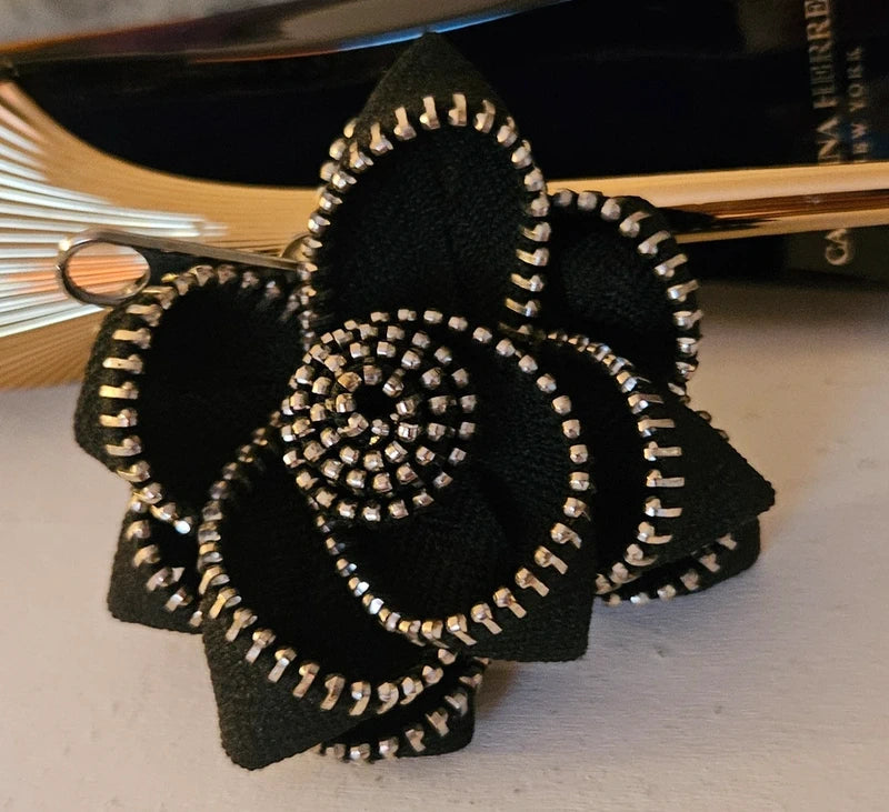 Broche flor cremallera negra