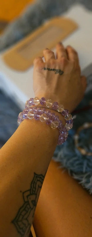 Pulsera cuentas moradas y blancas