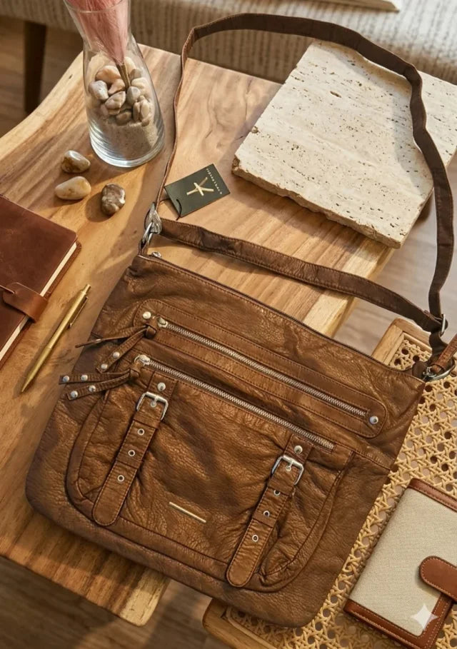 Bolso bandolera marrón con múltiples bolsillos
