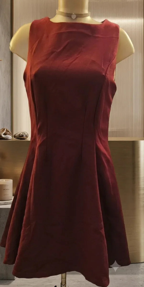 Vestido corto burdeos sin mangas