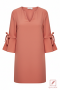 Mini vestido H&M coral terracota - vista frontal escote V lazos en puños